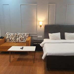 Mallenzo Suites Dlf Phase 1